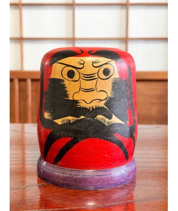 Kokeshi Daruma de Kamata Koichi sur son socle violet rembourrage situé sous