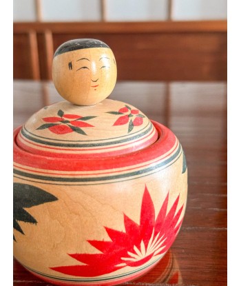 Kokeshi Traditionnelle Ejiko de style Naruko | Boite aux motifs floraux le concept de la Pate a emporter 