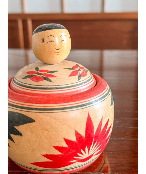 Kokeshi Traditionnelle Ejiko de style Naruko | Boite aux motifs floraux le concept de la Pate a emporter 