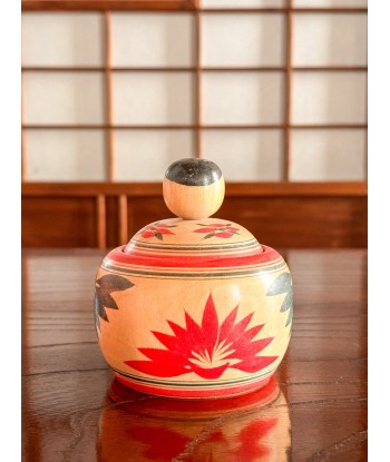 Kokeshi Traditionnelle Ejiko de style Naruko | Boite aux motifs floraux le concept de la Pate a emporter 