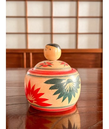 Kokeshi Traditionnelle Ejiko de style Naruko | Boite aux motifs floraux le concept de la Pate a emporter 