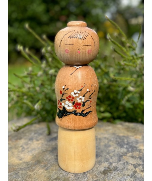 Kokeshi contemporaine de Yuho Ouchi | Fleurs de prunier pour bénéficier 