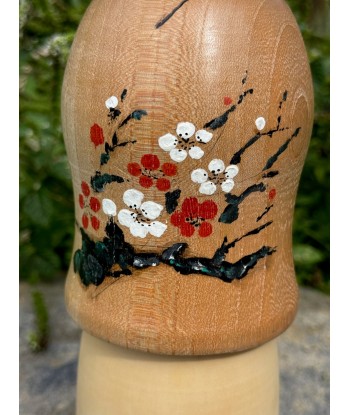 Kokeshi contemporaine de Yuho Ouchi | Fleurs de prunier pour bénéficier 