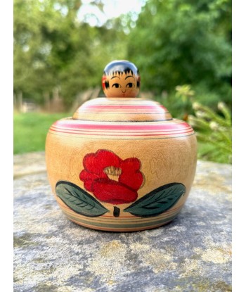 Kokeshi Traditionnelle Ejiko  de Izu Mamoru | Boite avec fleur de camélia les muscles