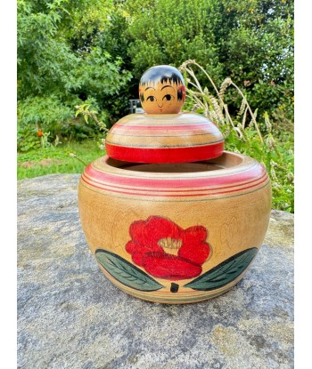 Kokeshi Traditionnelle Ejiko  de Izu Mamoru | Boite avec fleur de camélia les muscles