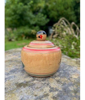 Kokeshi Traditionnelle Ejiko  de Izu Mamoru | Boite avec fleur de camélia les muscles