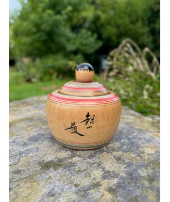 Kokeshi Traditionnelle Ejiko  de Izu Mamoru | Boite avec fleur de camélia les muscles