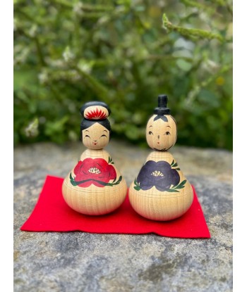 Couple de Kokeshi Créative | Fleurs de Pivoines rembourrage situé sous